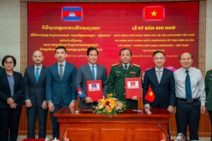 អភិបាលរាជធានីភ្នំពេញ និងមេបញ្ជាការយោធាទីក្រុងហូជីមិញ ចុះអនុស្សរណៈលើការអនុវត្តគម្រោងសាងសង់សាលាមិត្តភាពកម្ពុជា-វៀតណាម